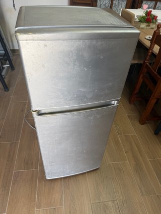 Piccolo frigorifero con congelatore superiore