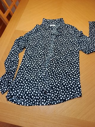 Camisa negra mujer estampado corazones
