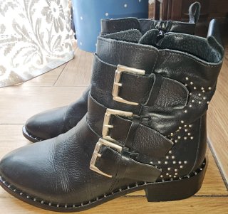 Botines negros mujer hebillas y tachuelas