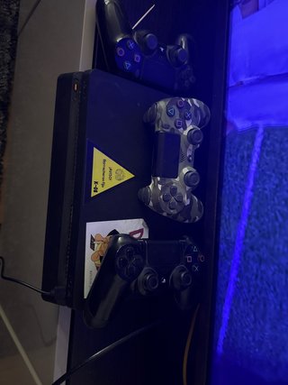 PS4 con 3 mandos y cable de alimentacion