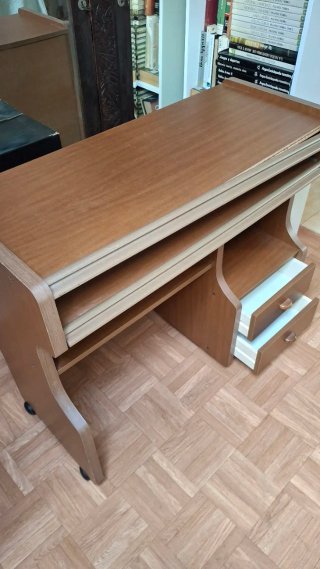 Mueble ordenador madera con ruedas y cajones