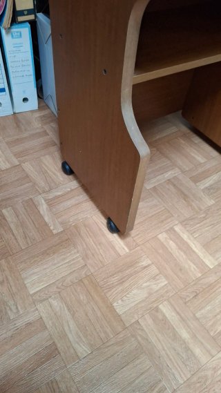 Mueble ordenador madera con ruedas y cajones