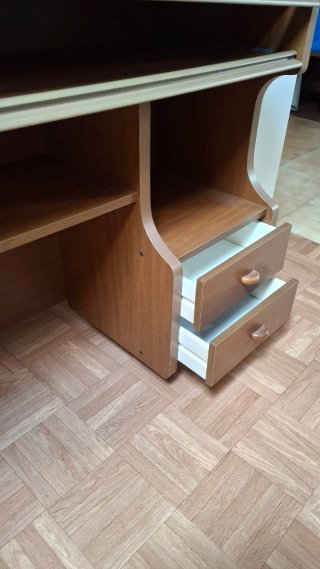 Mueble ordenador madera con ruedas y cajones