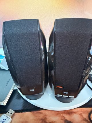 Pack Gaming: Monitor, Teclado, Mesa y Altavoces