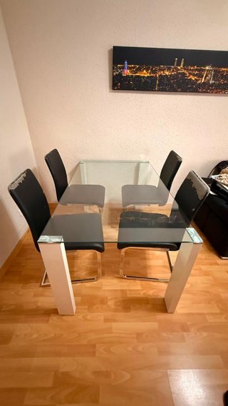 Mesa de cristal y 4 sillas