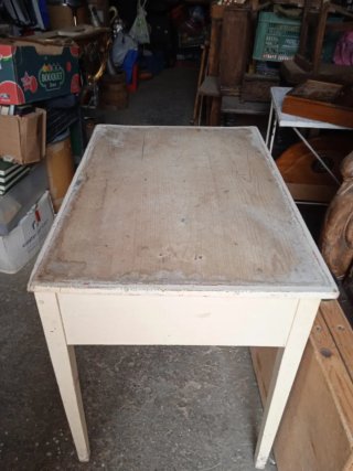 Mesa de cocina antigua de madera
