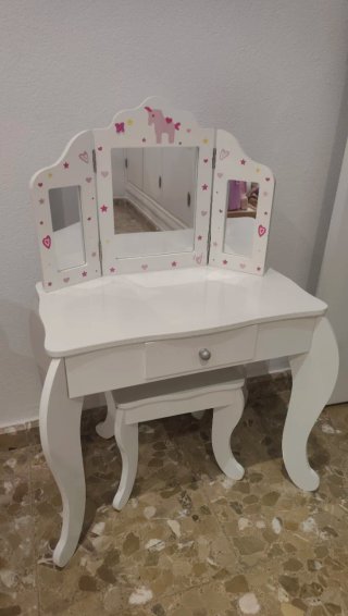 Tocador infantil con espejo y taburete