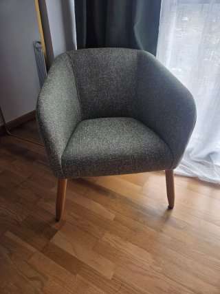 Butaca verde de tela con patas de madera
