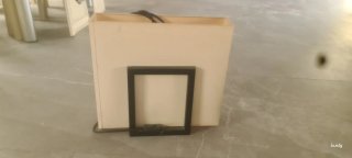 Lámpara de mesa rectangular beige y negra