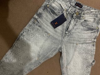 Pantalones Louis Vuitton grises con monograma