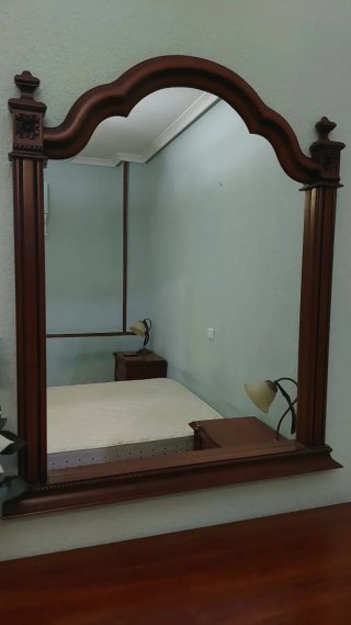 Espejo de Pared con Marco de Madera