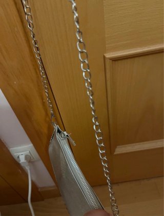 Bolso Pequeño Plateado con Cadena