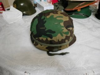 Casco Militar con Insignia