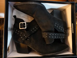 Botines Negros con Tachuelas