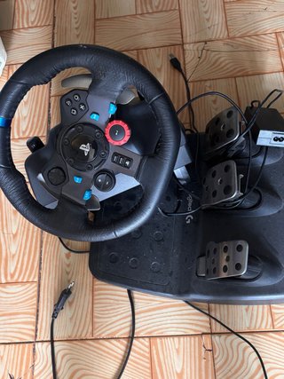 Volante y Pedales Logitech