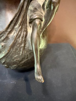 Figura de Auguste Moreade bronce de mujer y jarrón