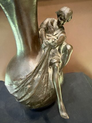 Figura de Auguste Moreade bronce de mujer y jarrón
