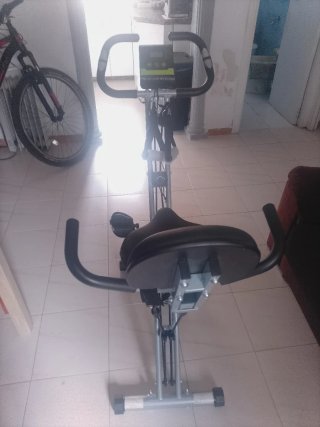 Bicicleta estática plegable para casa.