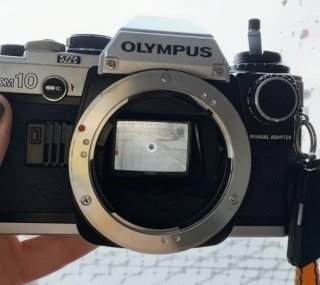 Cámara Olympus OM-10 con Manual Adapter