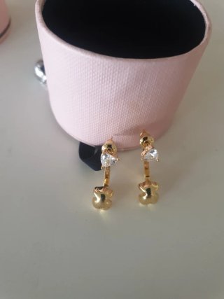 Pendientes dorados con detalle de oso