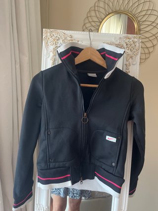 Felpa Nike nera con dettagli rosa