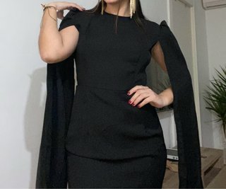 Vestido elegante negro corto con mangas de capa