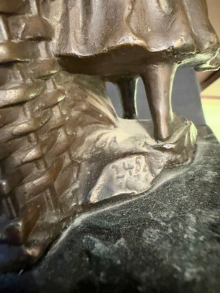 Figura de bronce mujer con cesta