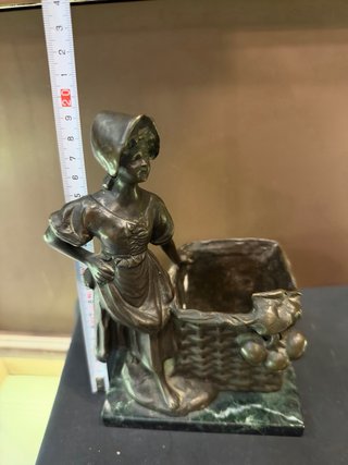 Figura de bronce mujer con cesta