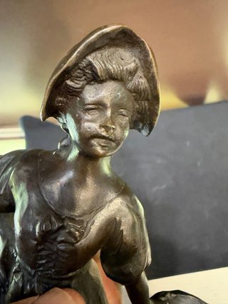Figura de bronce mujer con cesta