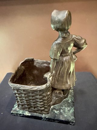 Figura de bronce mujer con cesta