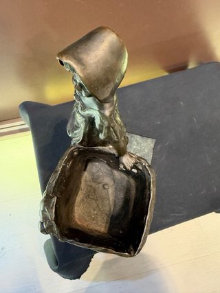 Figura de bronce mujer con cesta