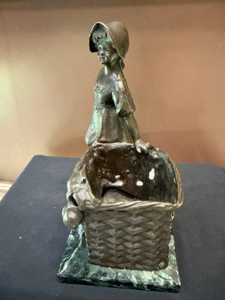 Figura de bronce mujer con cesta