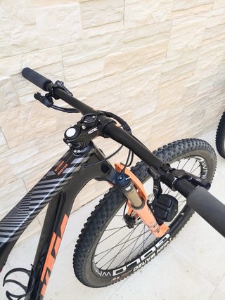Bicicleta MTB KTM Scarp Carbono, llantas carbono.