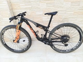 Bicicleta MTB KTM Scarp Carbono, llantas carbono.
