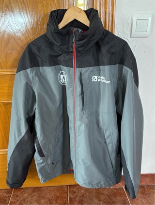 Chaqueta Quechua gris y negra hombre.