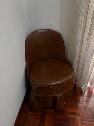 Sillón pequeño marrón polipiel