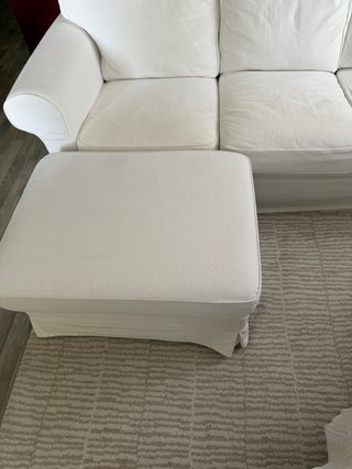 Sofá de tres plazas con reposapiés