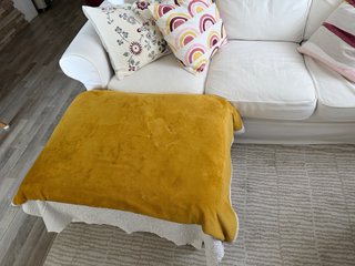 Sofá de tres plazas con reposapiés