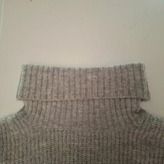 Jersey largo de punto gris cuello alto