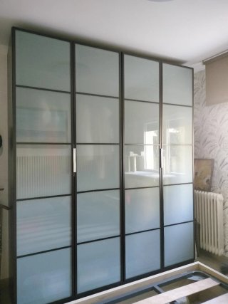Armario con Puertas de cristal. Lleva una cómoda.