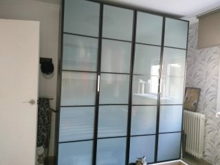Armario con Puertas de cristal. Lleva una cómoda.