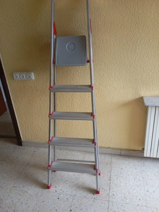 Escalera de Aluminio de 4 Peldaños