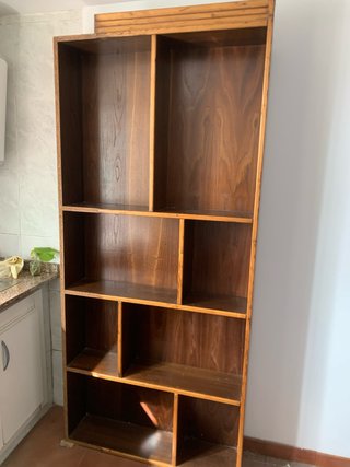 Estantería de madera, tengo 2..  las dos 15 euros