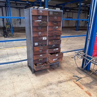 Cajonera de madera y metal