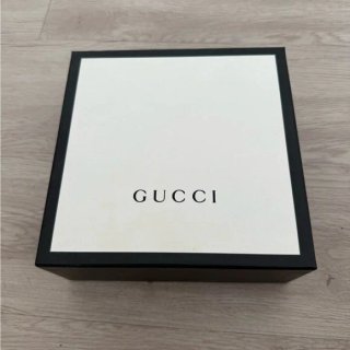 Cinturón Gucci GG negro y dorado para mujer