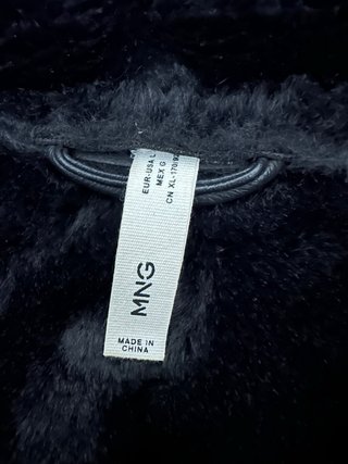 Chaqueta de polipiel negra Mango