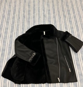 Chaqueta de polipiel negra Mango