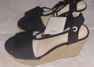 Sandalias de cuña Bershka negras nuevas