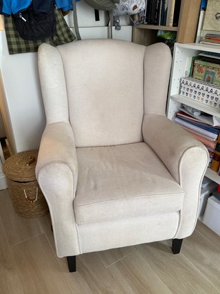 Sillón orejero beige tela