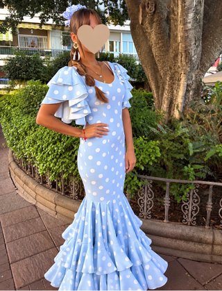 Traje de flamenca azul con lunares